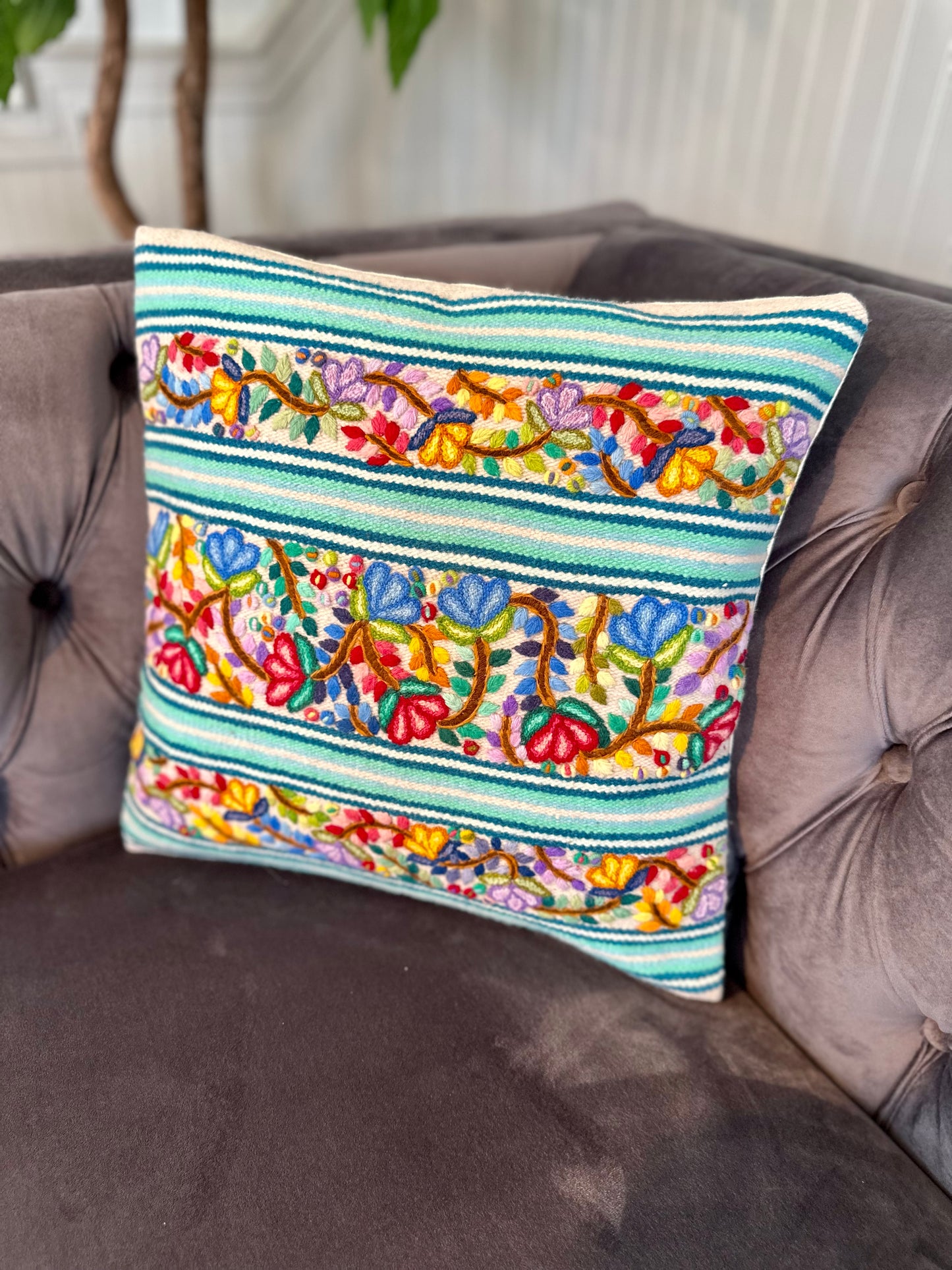 Flores Aguamarinas Embroidered Pillow