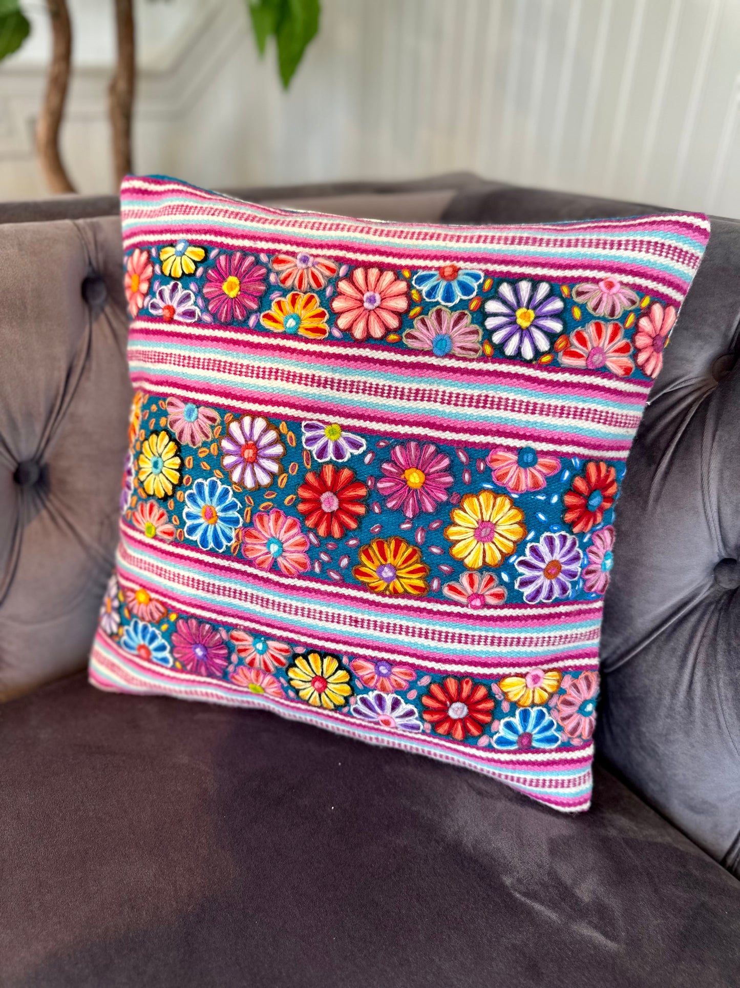 Flores Arcoiris Embroidered Pillow