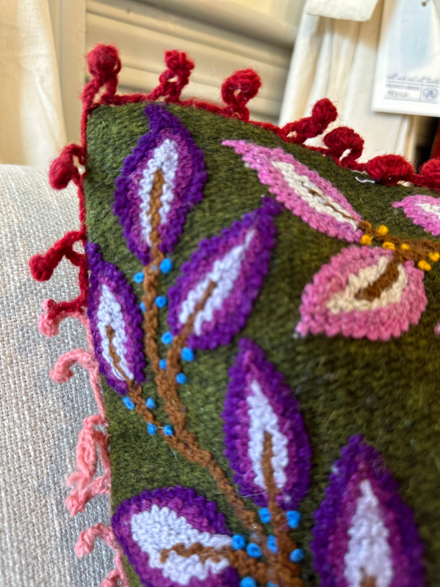 Hojas de Arcoiris Embroidered Pillow